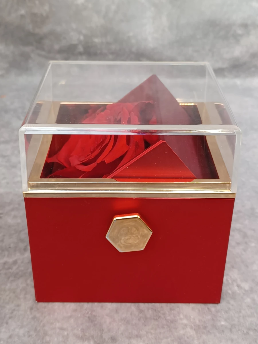 Luxe FabuLove draaibare sieradendoos met geconserveerde rode roos en ketting - foto 3
