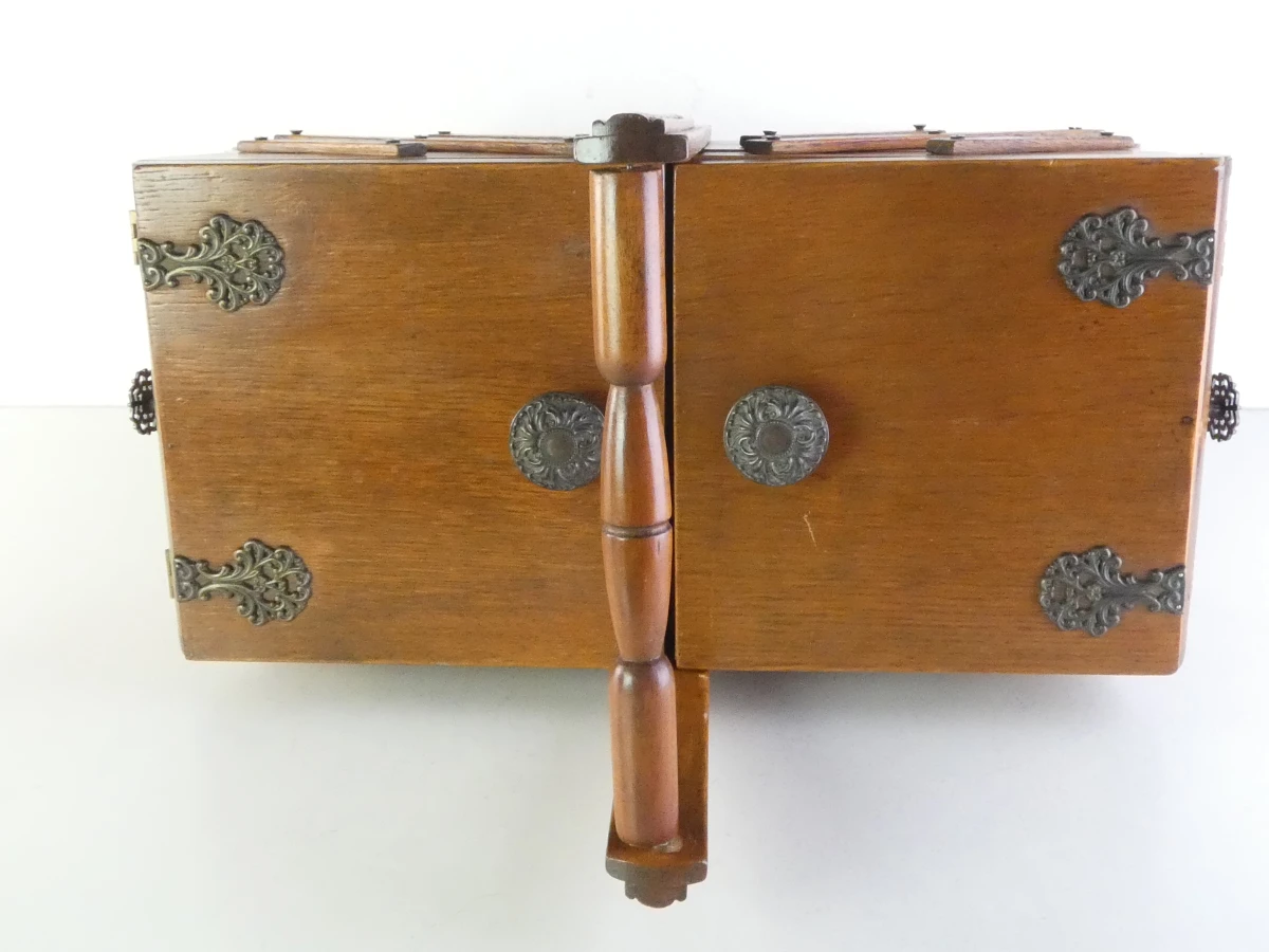 Vintage houten naaikist op poten - foto 3
