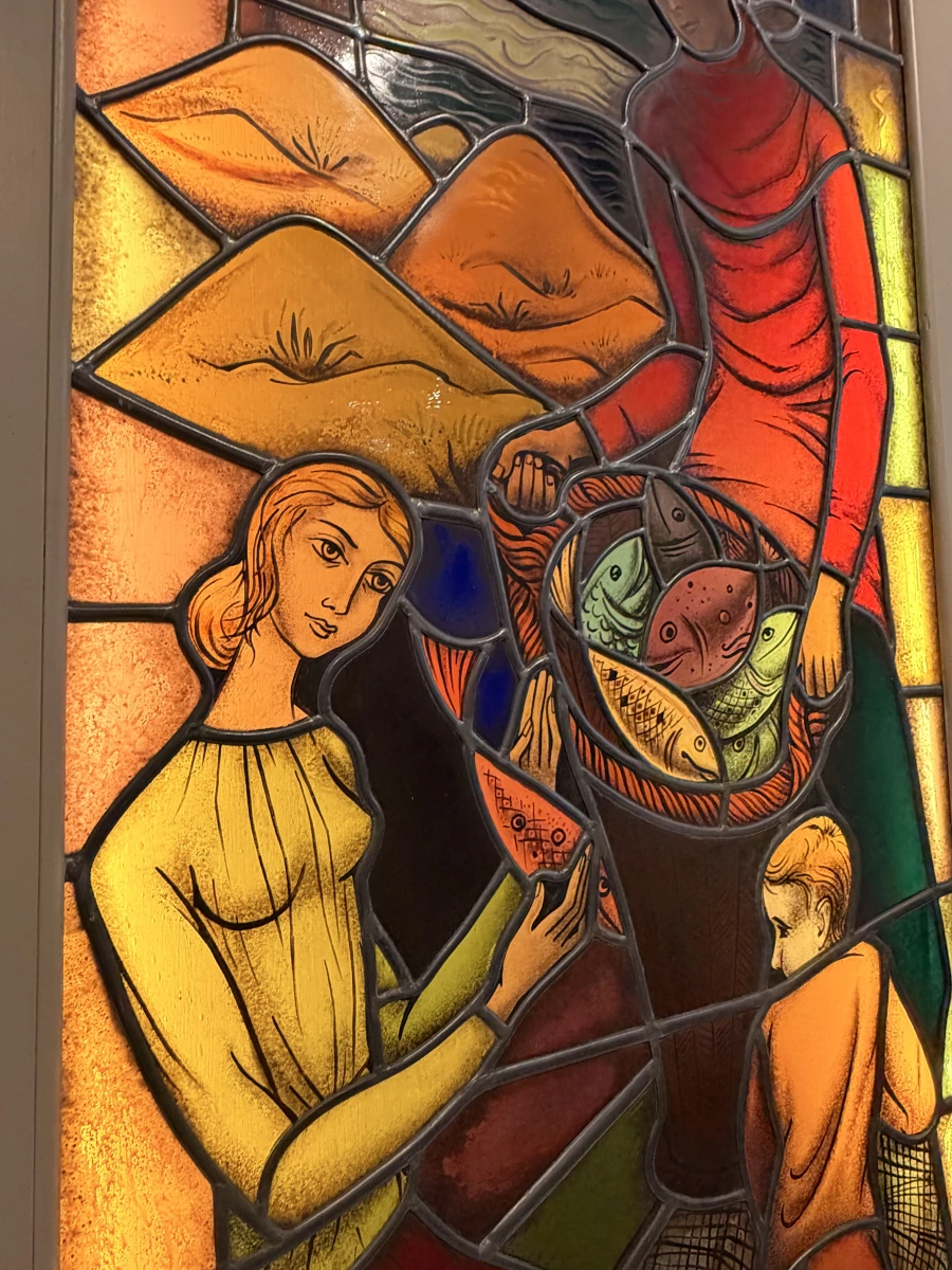 Glas-in-lood kunstwerk in lichtbak 'Vissersgezin' door Cyriel Los - foto 3