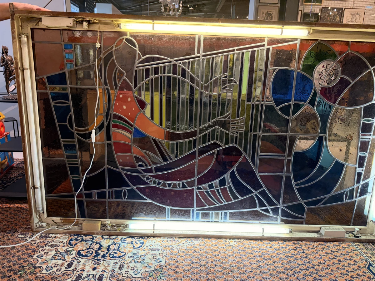 Glas-in-lood kunstwerk in lichtbak '' Vrouw met harp" door Cyriel Los - foto 3