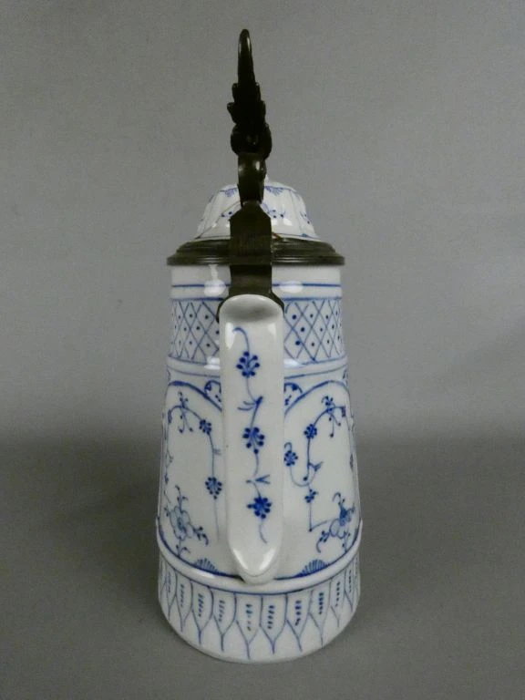 Antieke porseleinen bierpul met deksel en blauw decor - foto 2