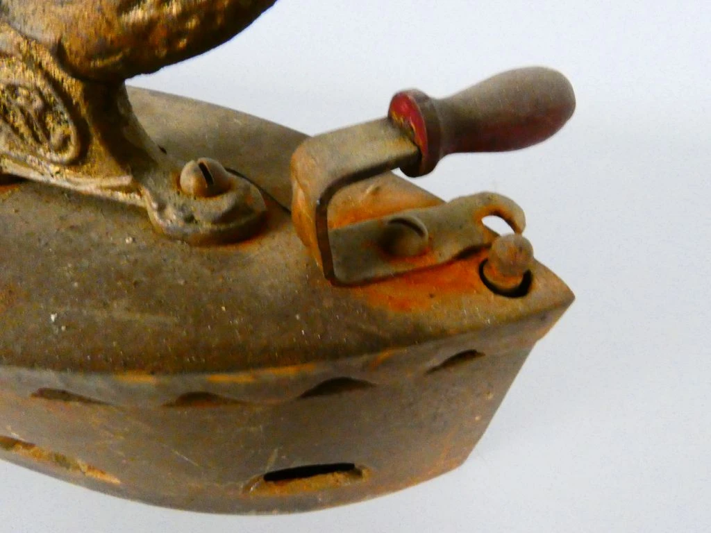 Oude antieke kolenstrijkijzer met houten handvat - foto 4