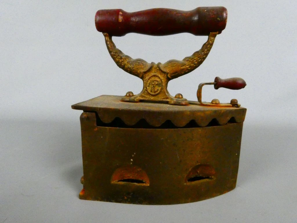 Oude antieke kolenstrijkijzer met houten handvat - foto 3
