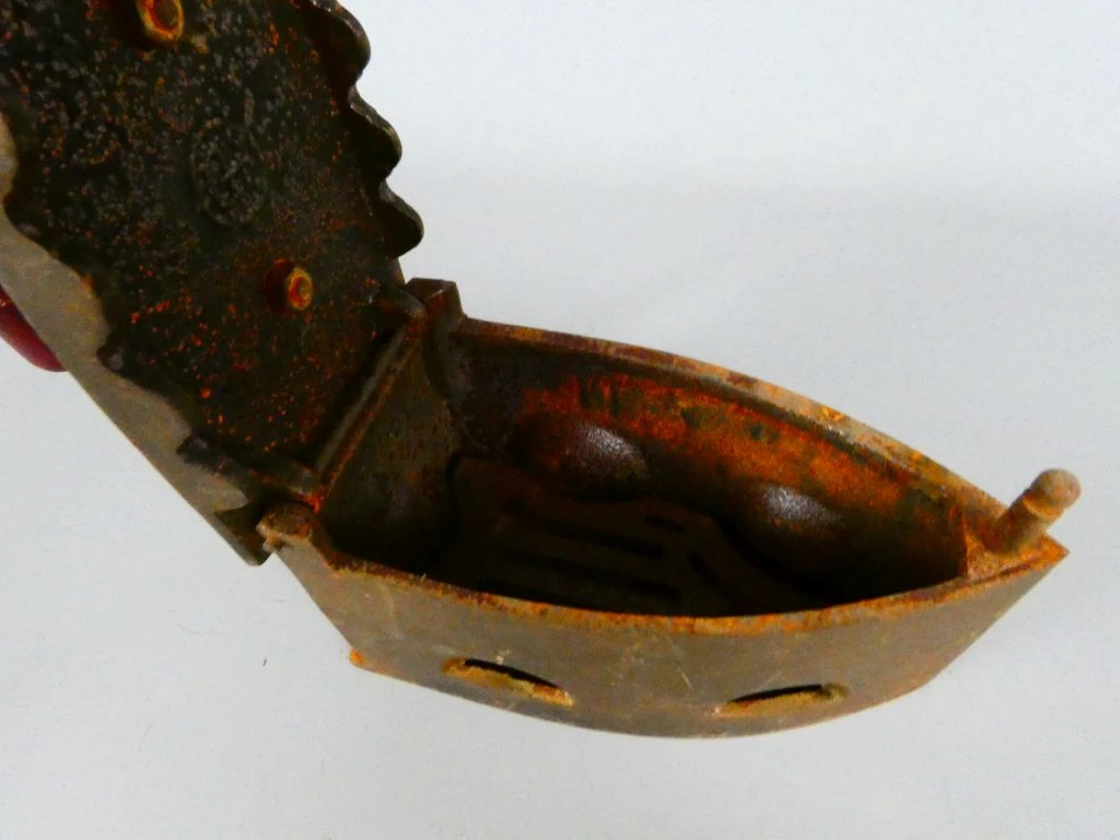 Oude antieke kolenstrijkijzer met houten handvat - foto 5