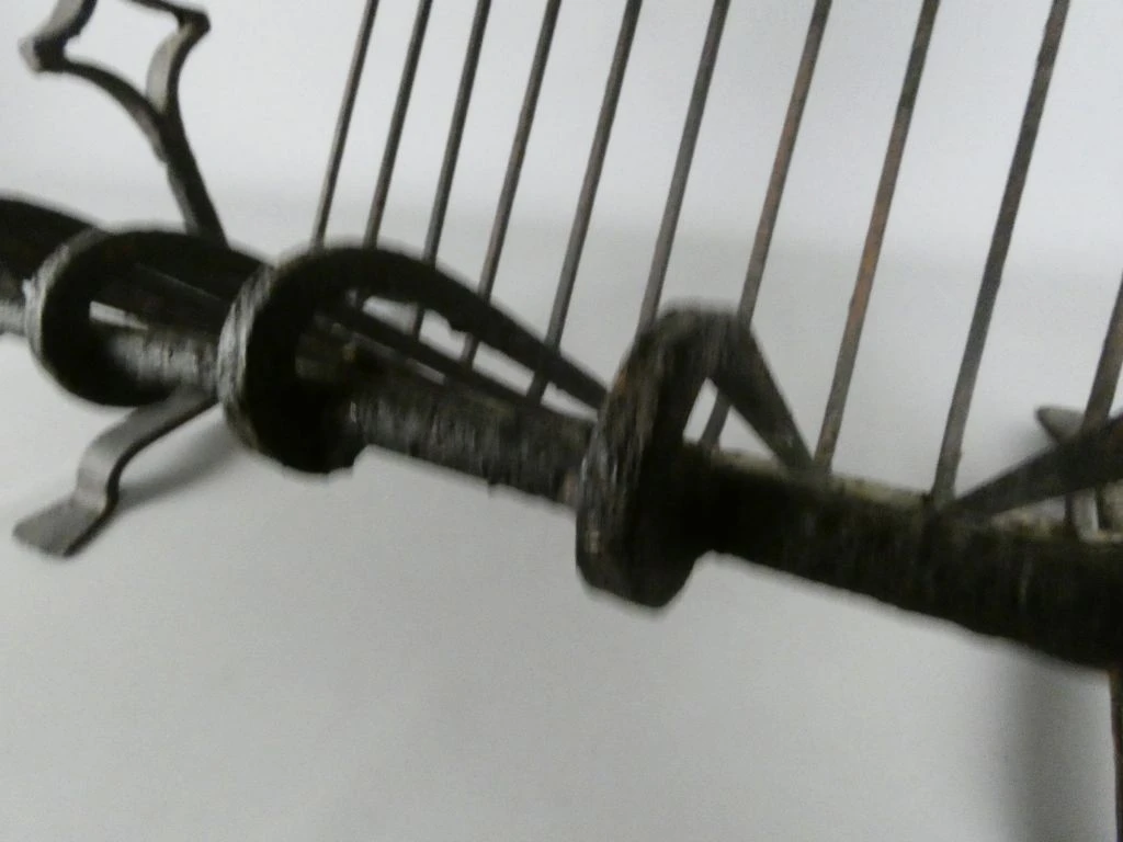 Vintage houten bijzettafel met smeedijzeren tijdschriftenrek - foto 7
