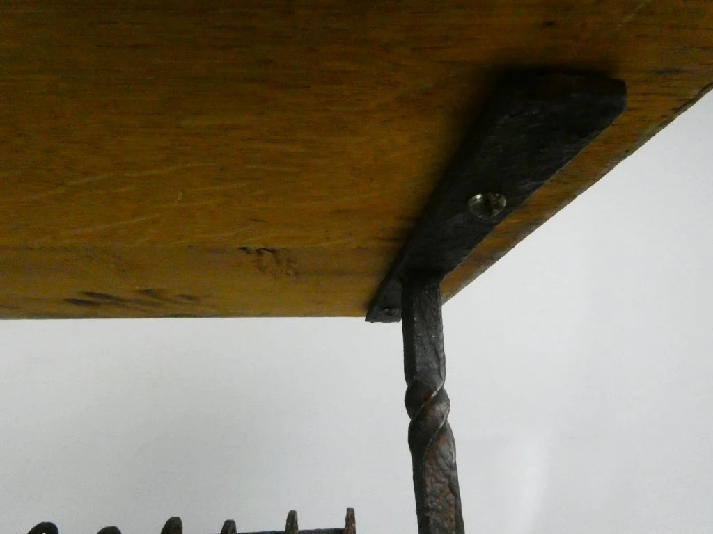 Vintage houten bijzettafel met smeedijzeren tijdschriftenrek - foto 6