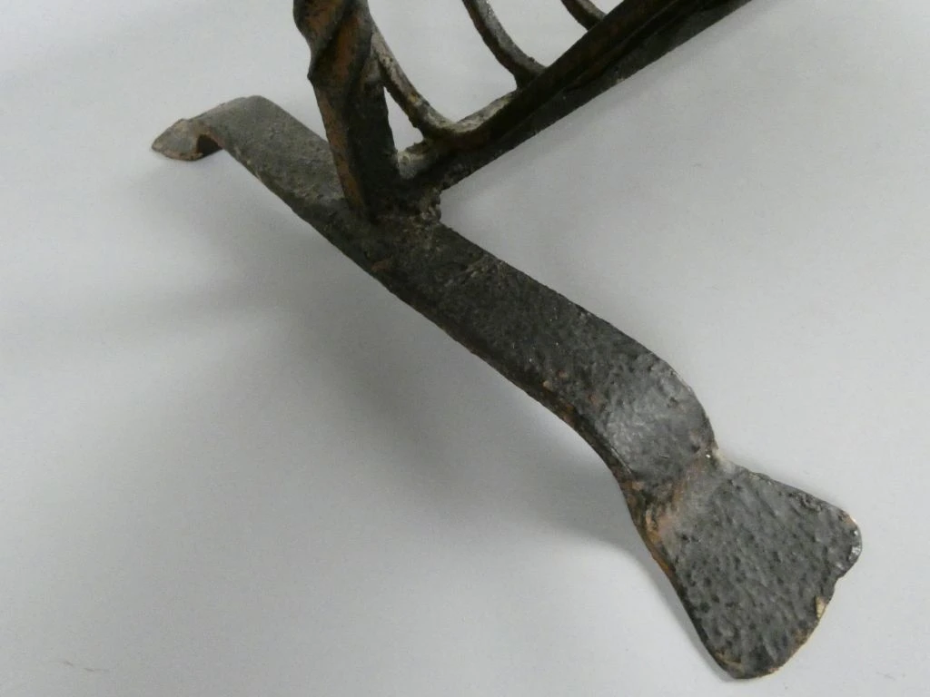 Vintage houten bijzettafel met smeedijzeren tijdschriftenrek - foto 3
