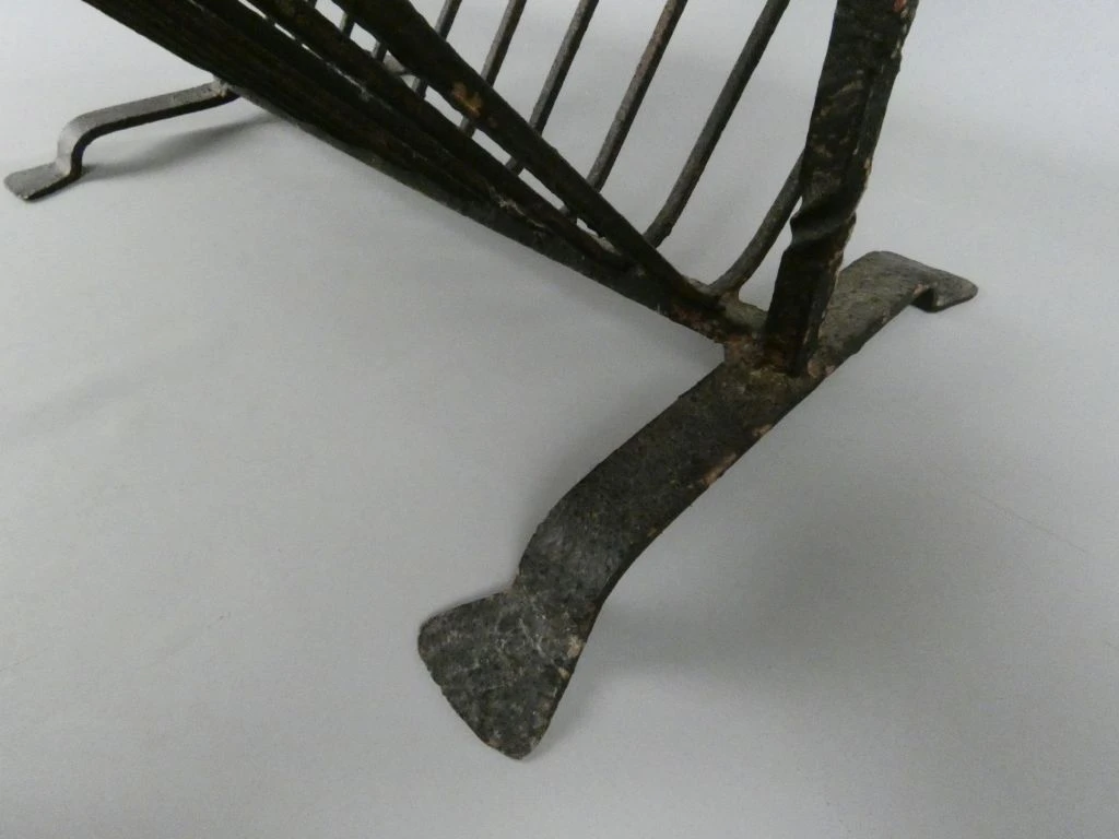 Vintage houten bijzettafel met smeedijzeren tijdschriftenrek - foto 5