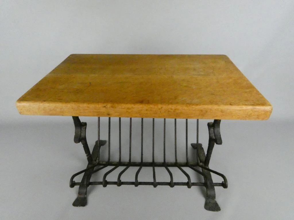 Vintage houten bijzettafel met smeedijzeren tijdschriftenrek - foto 2