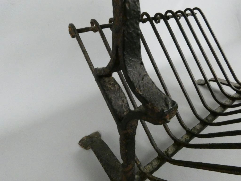 Vintage houten bijzettafel met smeedijzeren tijdschriftenrek - foto 4