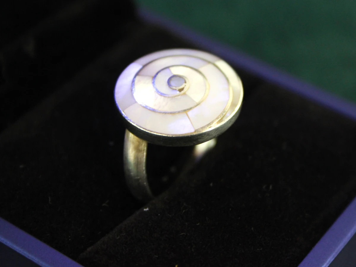 Peruaanse .950 zilveren Pachamama-spiraal-ring met parelmoer - foto 3