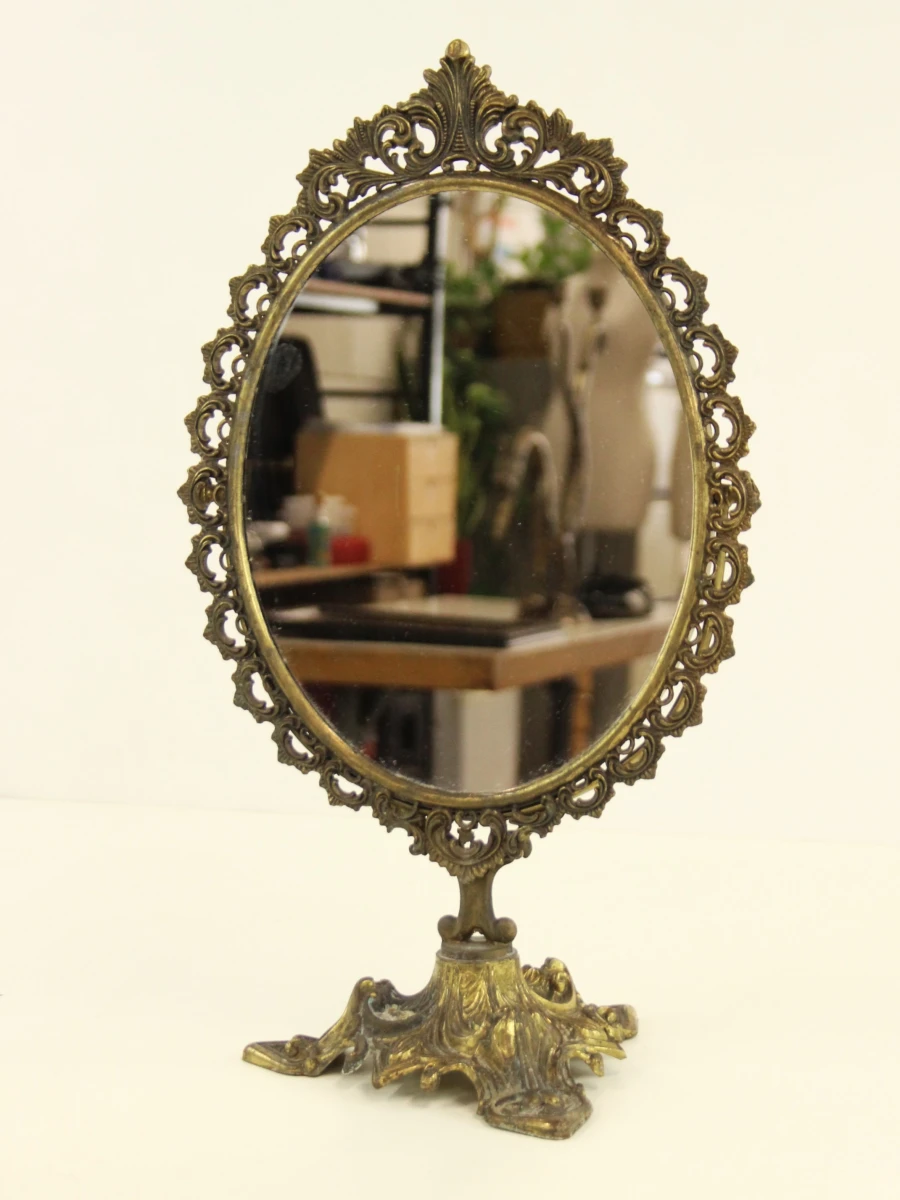 Oude, ovale kantelspiegel met sierlijke goudkleurige metalen omlijsting - foto 2