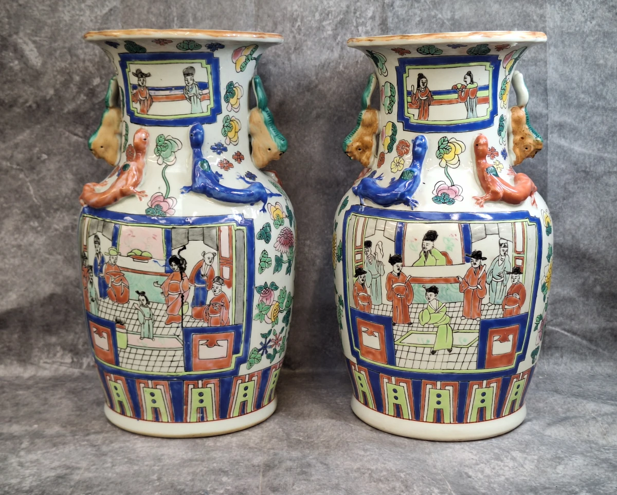 Set van 2 Chinese Famille Rose Canton vazen – kavel bij De Kringwinkel, Gent