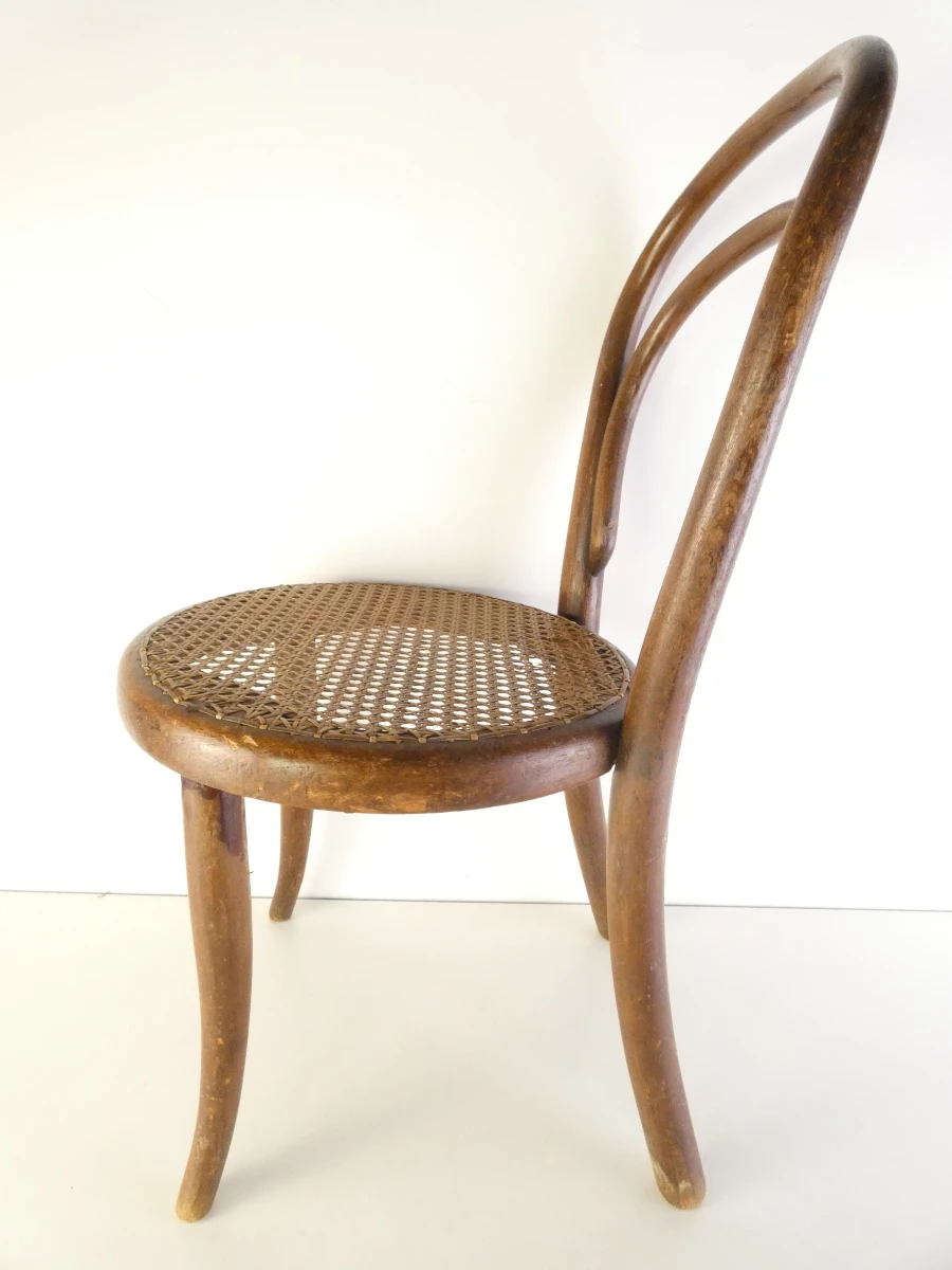 Thonet - Houten ronde kinderstoel met rugleuning en een gevlochten zitting - foto 3