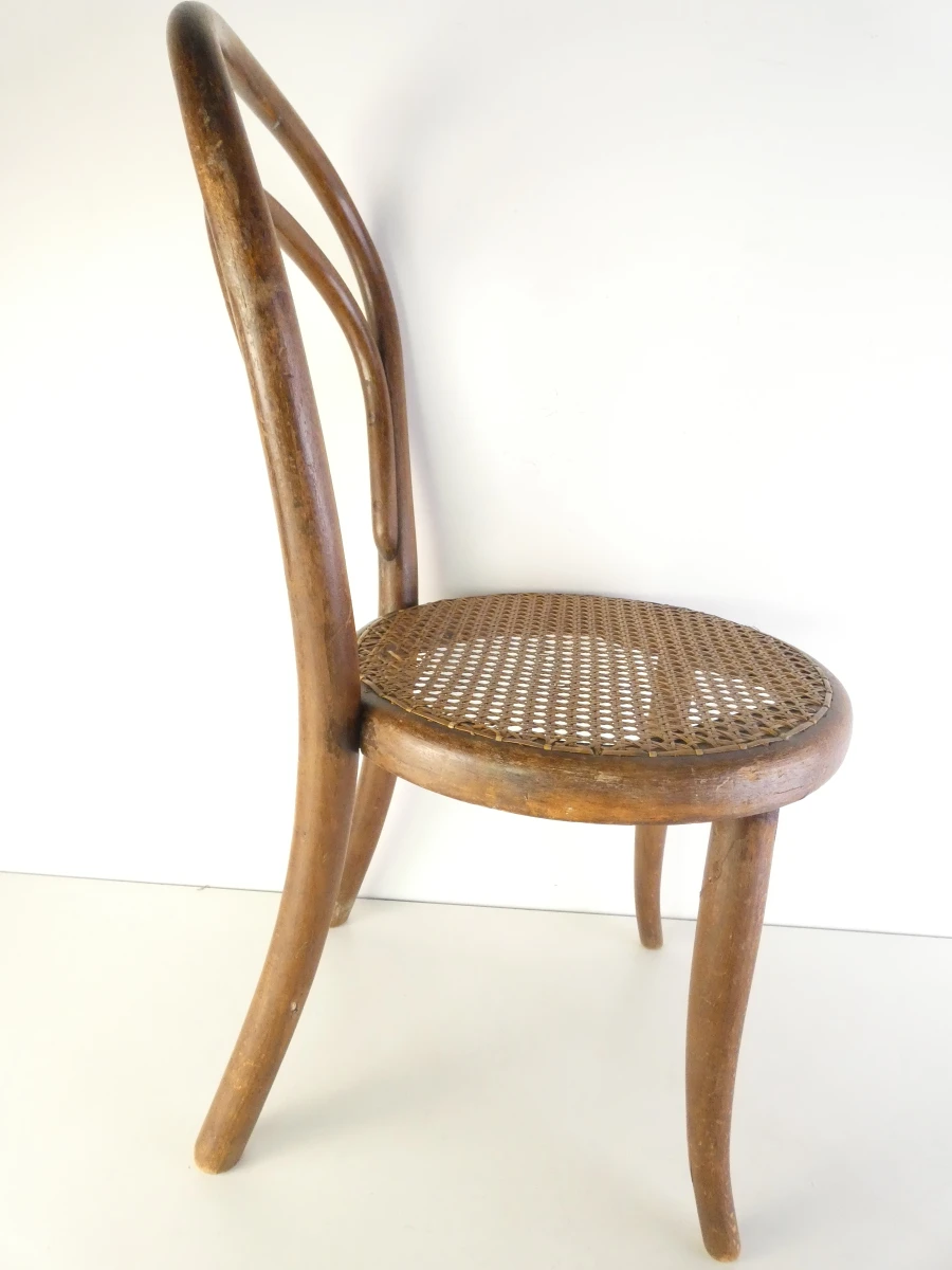 Thonet - Houten ronde kinderstoel met rugleuning en een gevlochten zitting - foto 4
