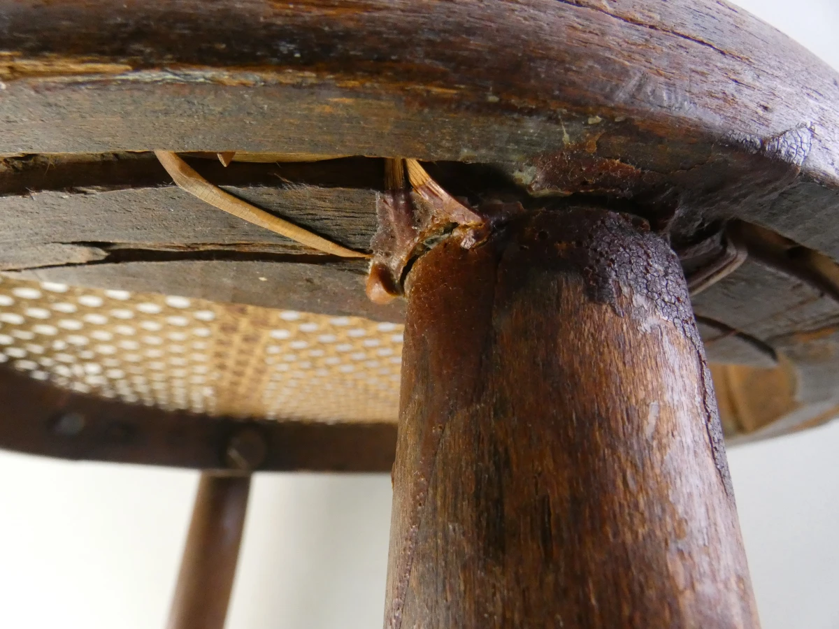 Thonet - Houten ronde kinderstoel met rugleuning en een gevlochten zitting - foto 10