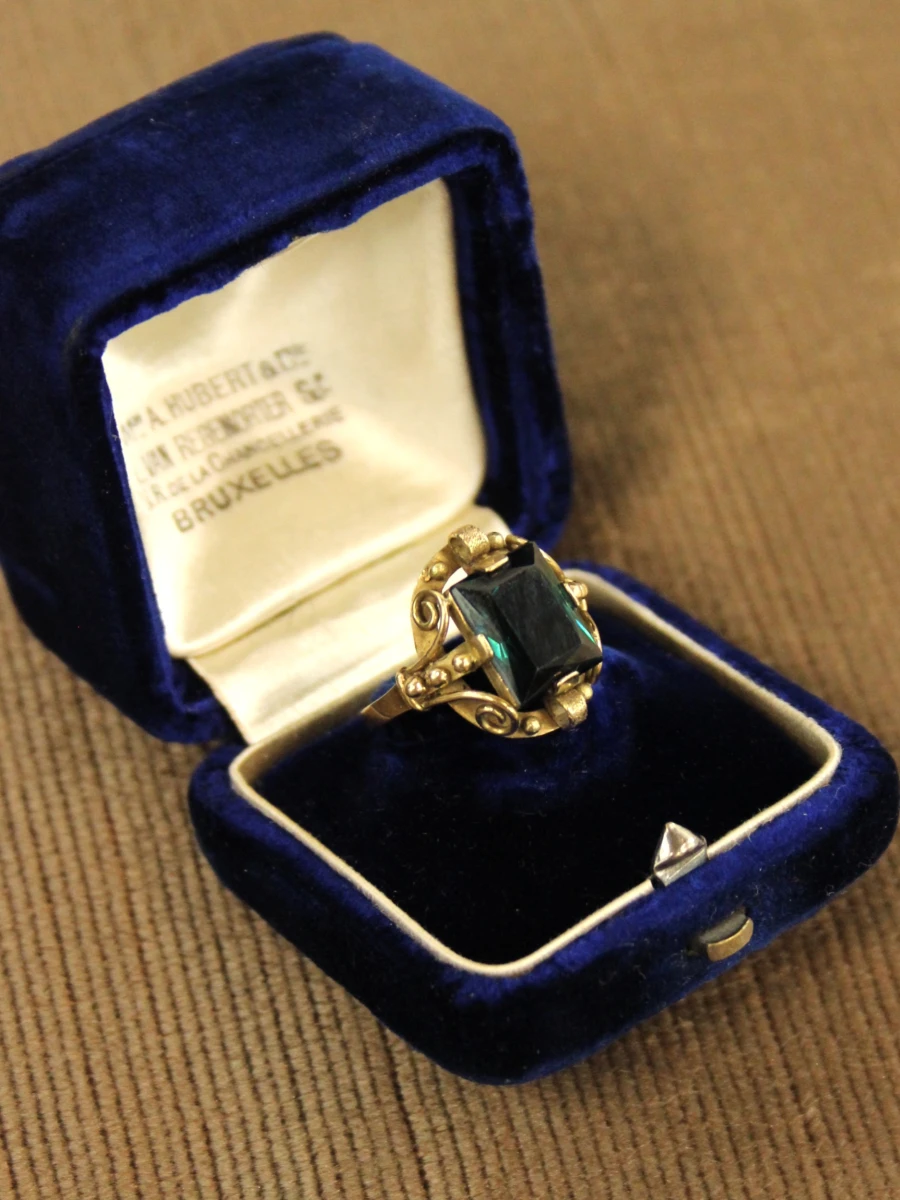 14 karaats gouden ring met groene steen - foto 2