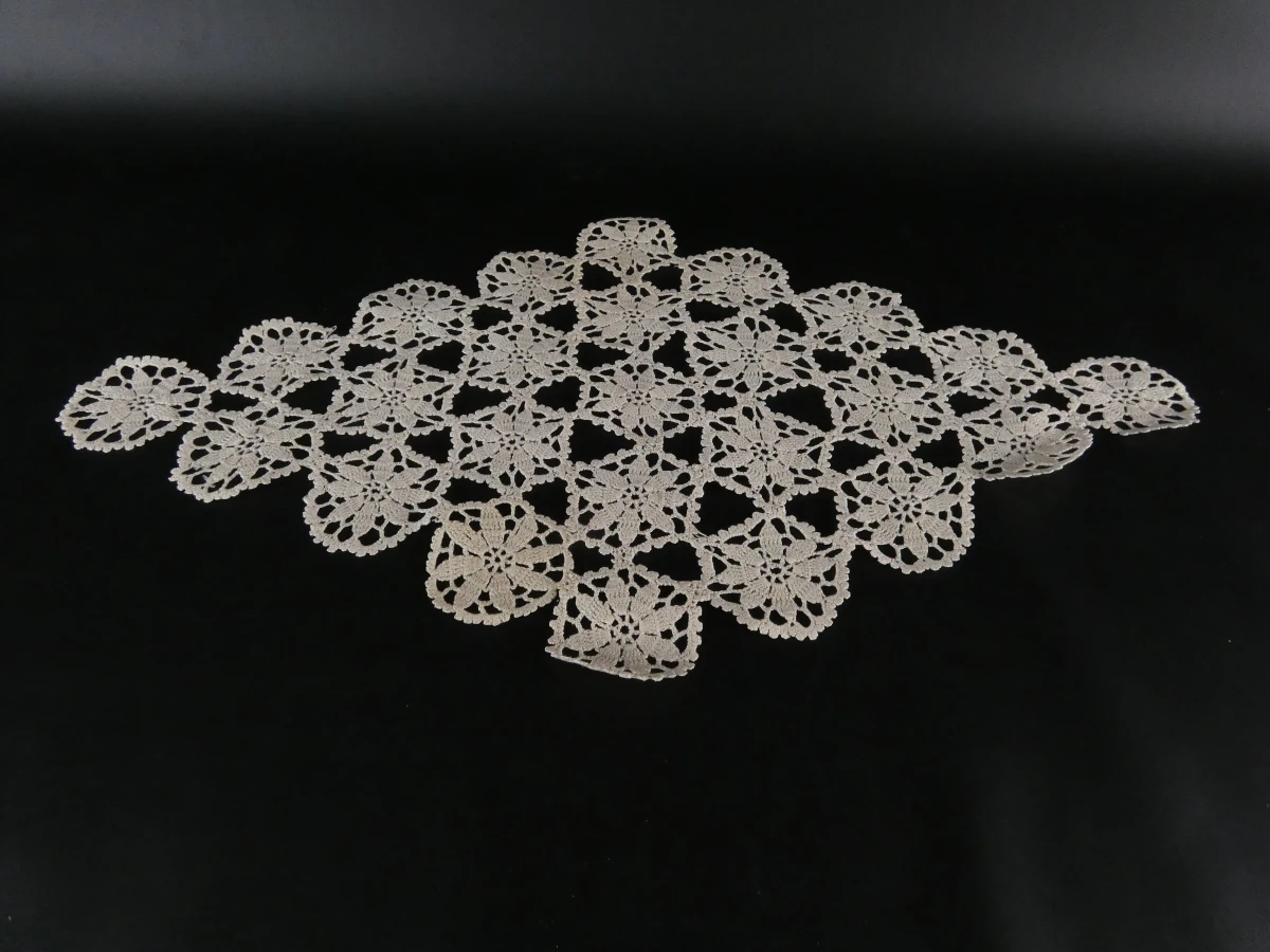 Set van diverse vintage gehaakte en geborduurde kleedjes - foto 3