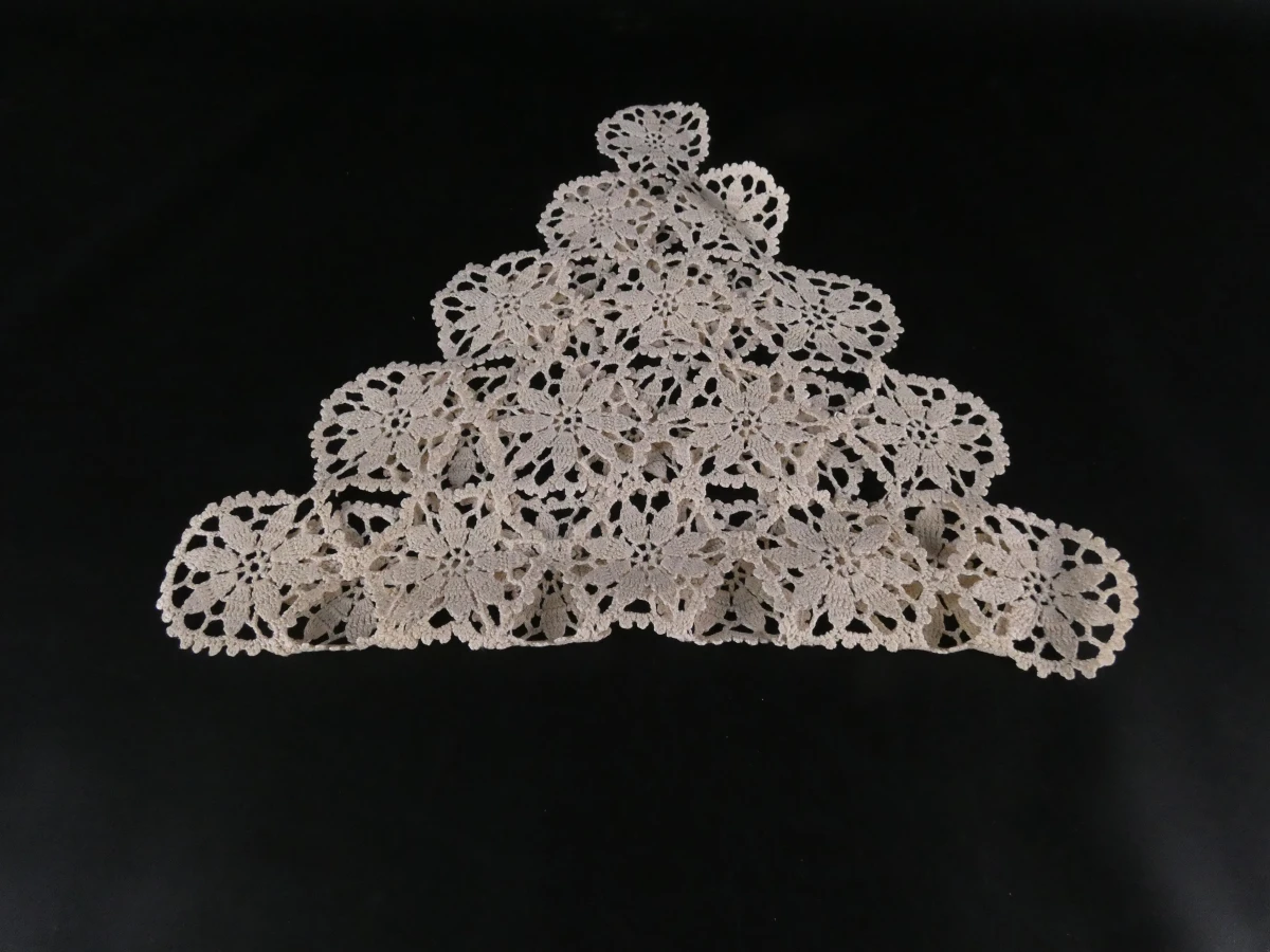 Set van diverse vintage gehaakte en geborduurde kleedjes - foto 5