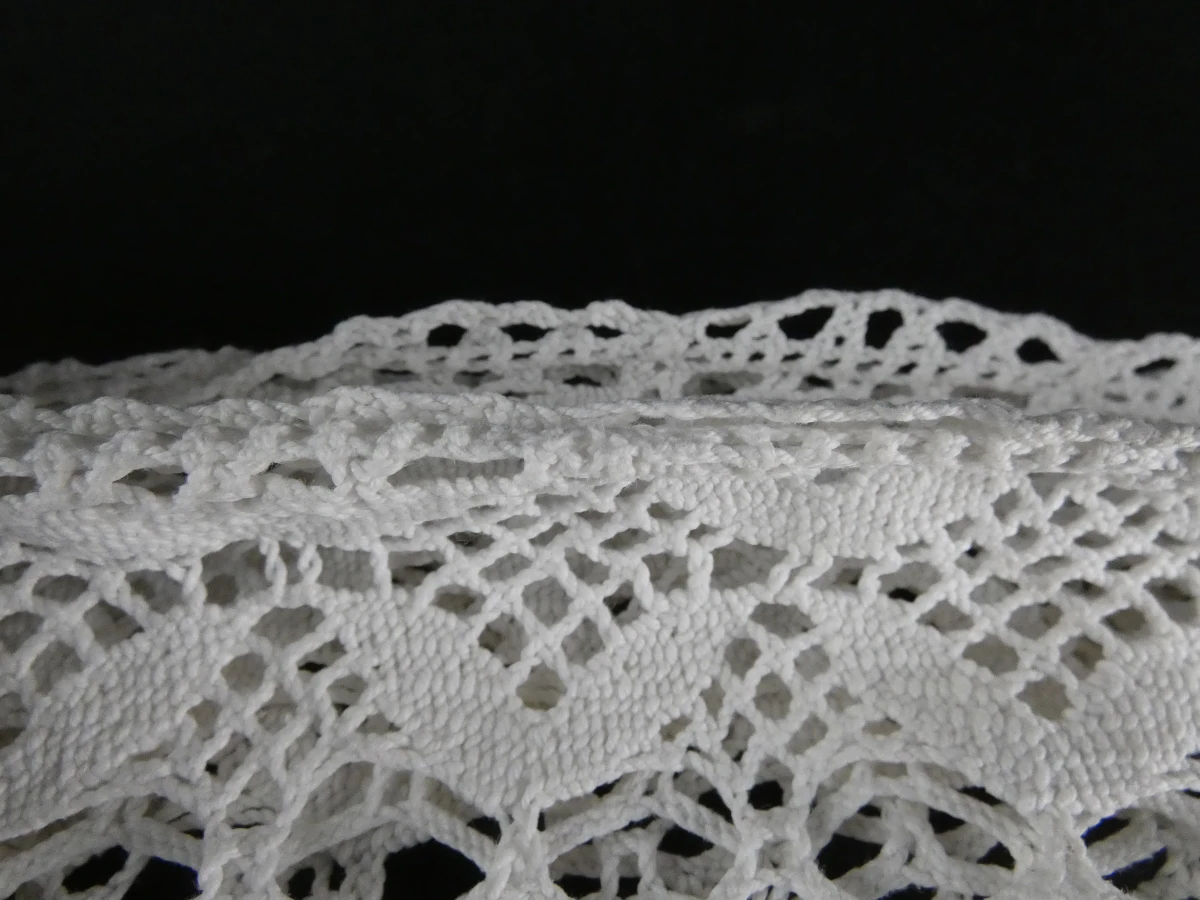 Set van diverse vintage gehaakte en geborduurde kleedjes - foto 12