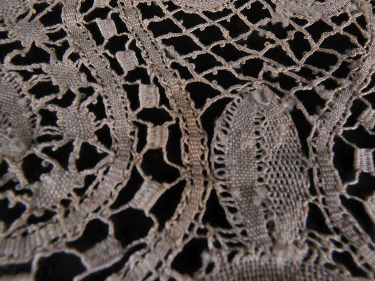 Set van diverse vintage gehaakte en geborduurde kleedjes - foto 17