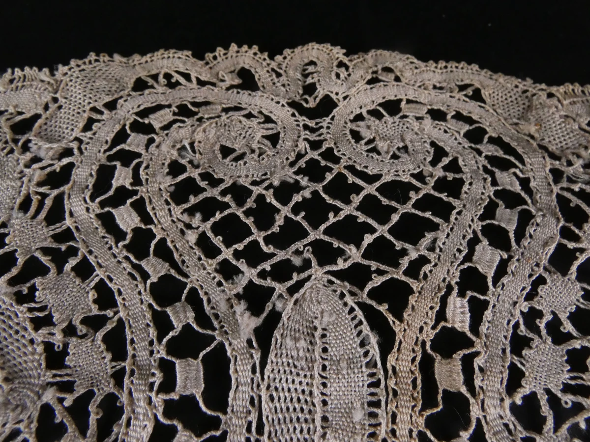 Set van diverse vintage gehaakte en geborduurde kleedjes - foto 18