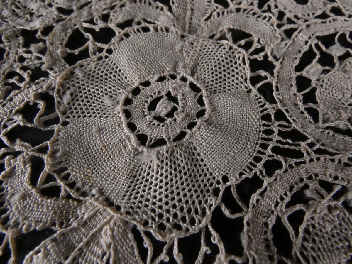 Set van diverse vintage gehaakte en geborduurde kleedjes - foto 19