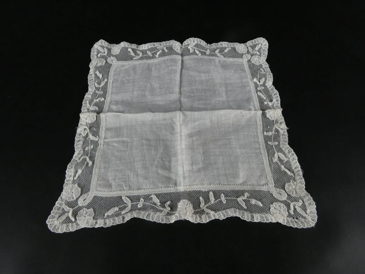 Set van diverse vintage gehaakte en geborduurde kleedjes - foto 23