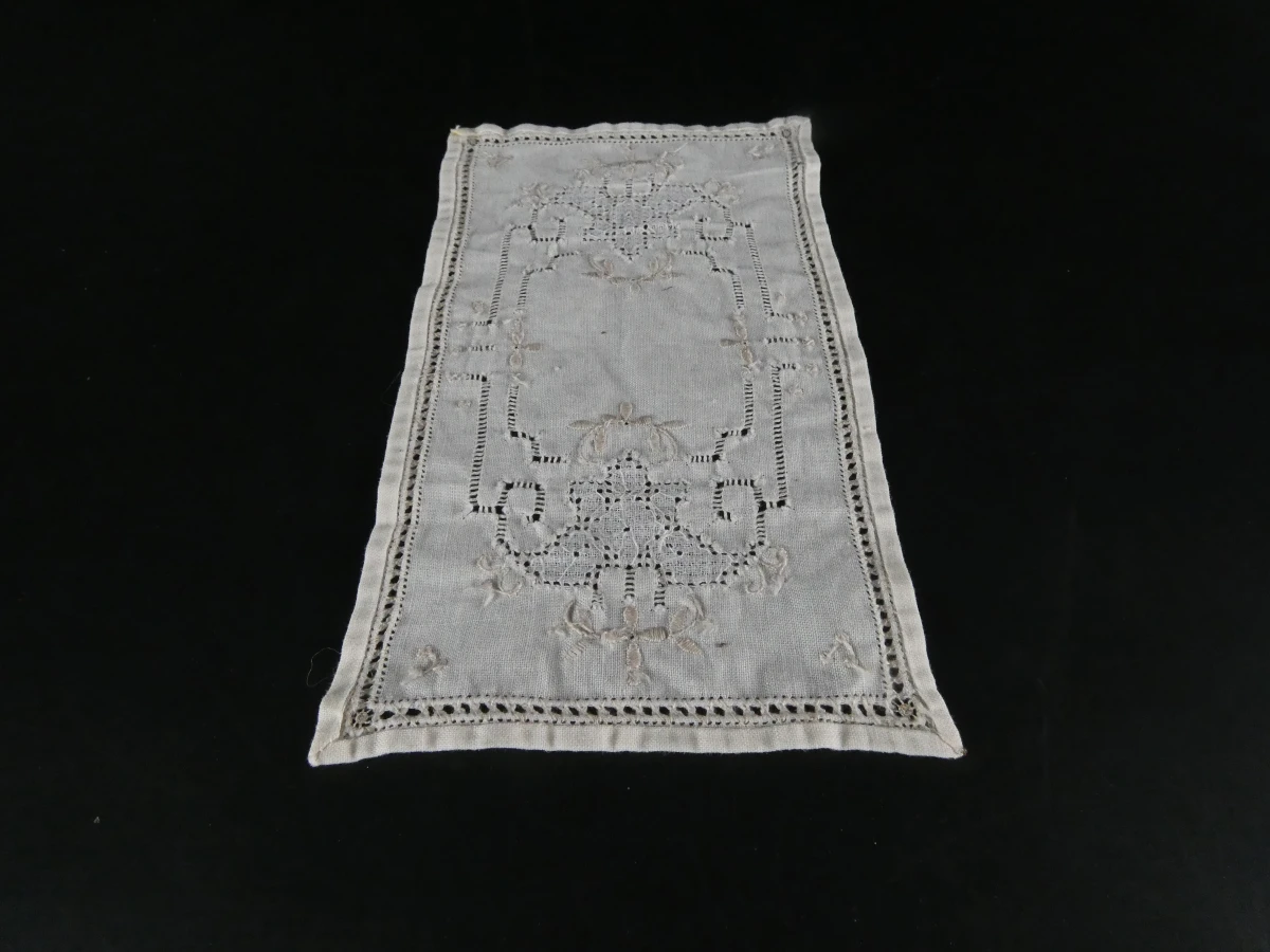 Set van diverse vintage gehaakte en geborduurde kleedjes - foto 26
