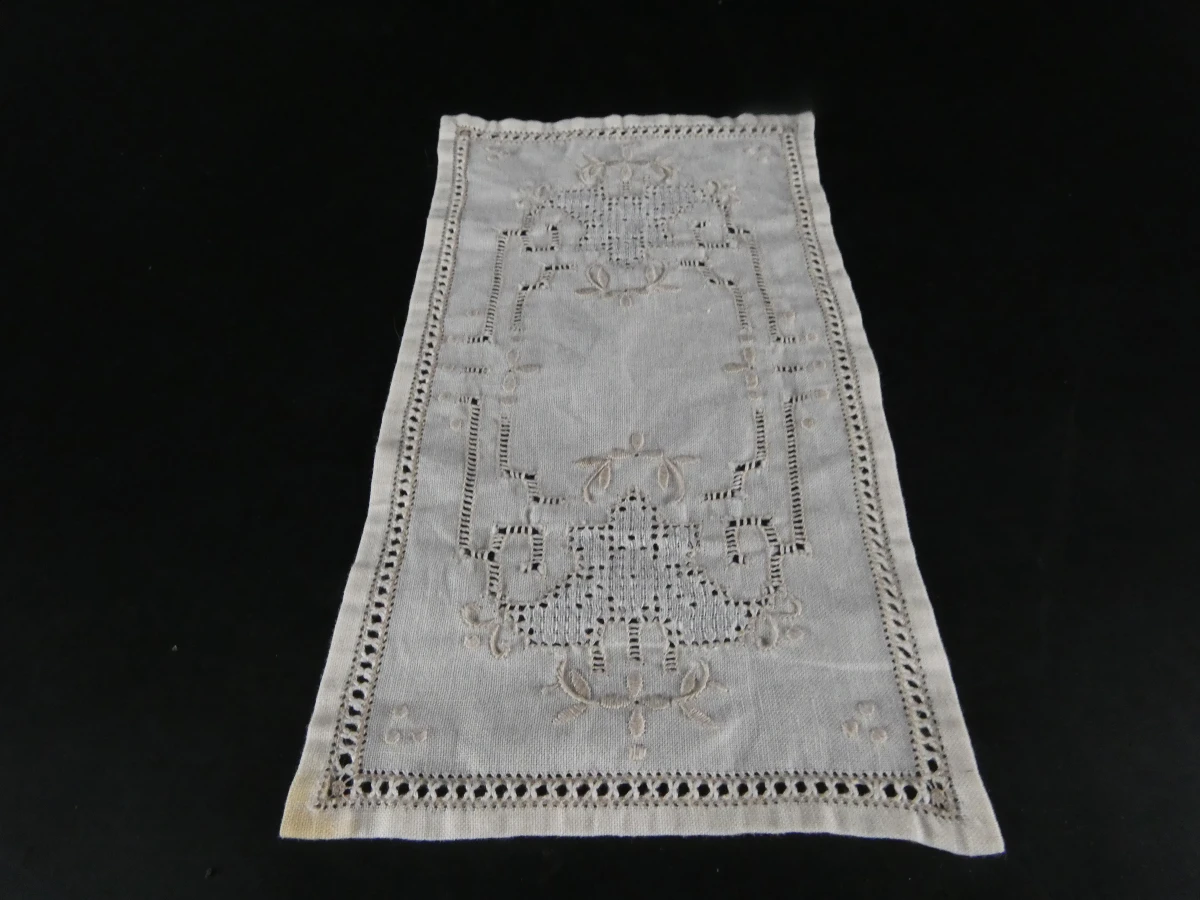 Set van diverse vintage gehaakte en geborduurde kleedjes - foto 27