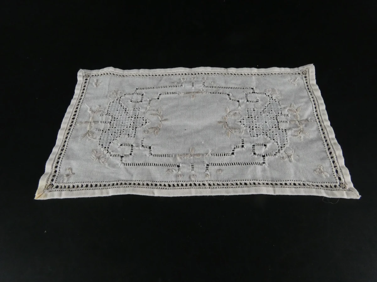 Set van diverse vintage gehaakte en geborduurde kleedjes - foto 28