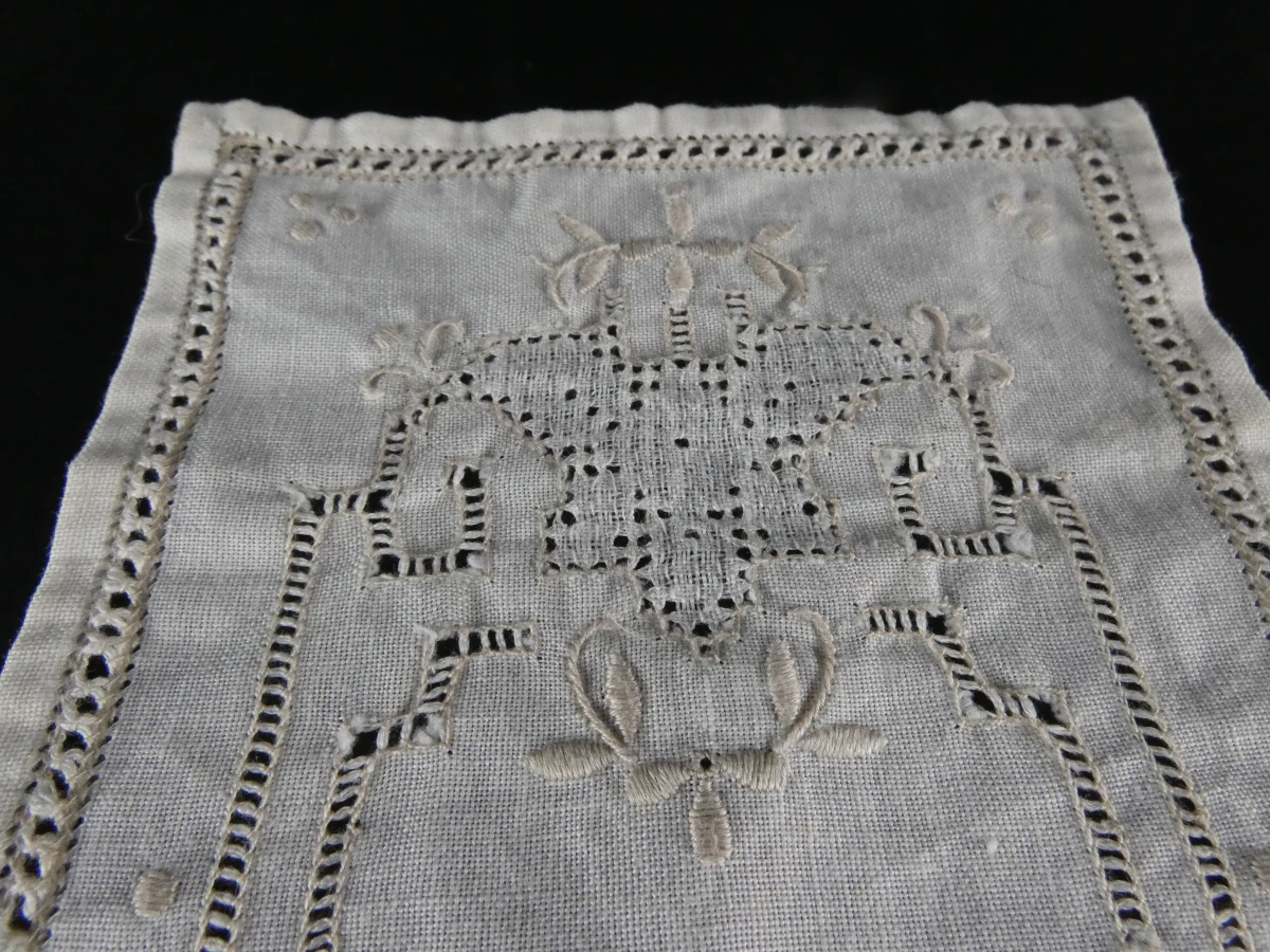 Set van diverse vintage gehaakte en geborduurde kleedjes - foto 29