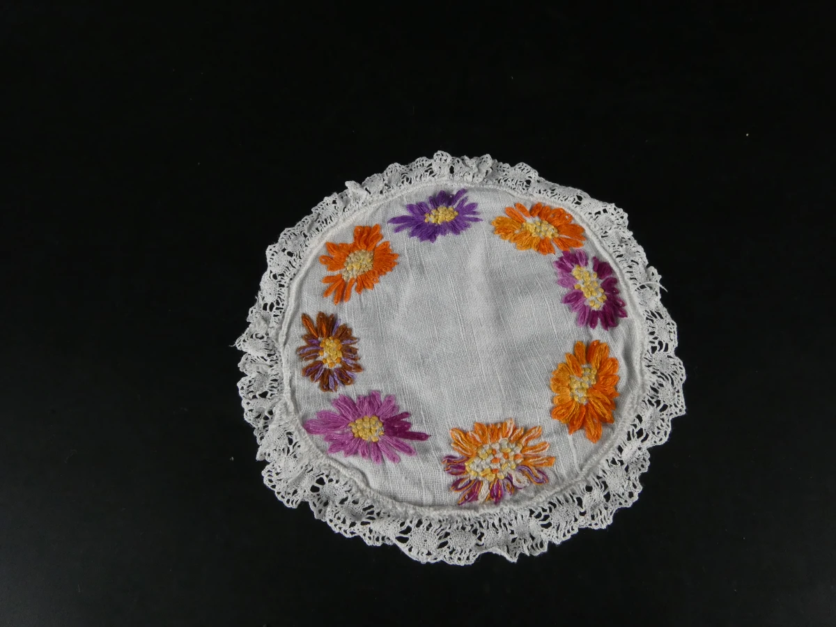 Set van diverse vintage gehaakte en geborduurde kleedjes - foto 33
