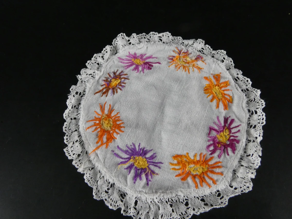 Set van diverse vintage gehaakte en geborduurde kleedjes - foto 34