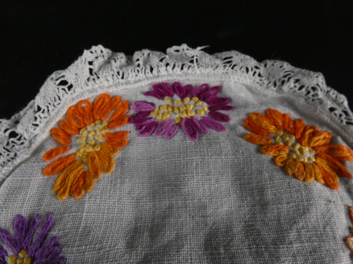 Set van diverse vintage gehaakte en geborduurde kleedjes - foto 35