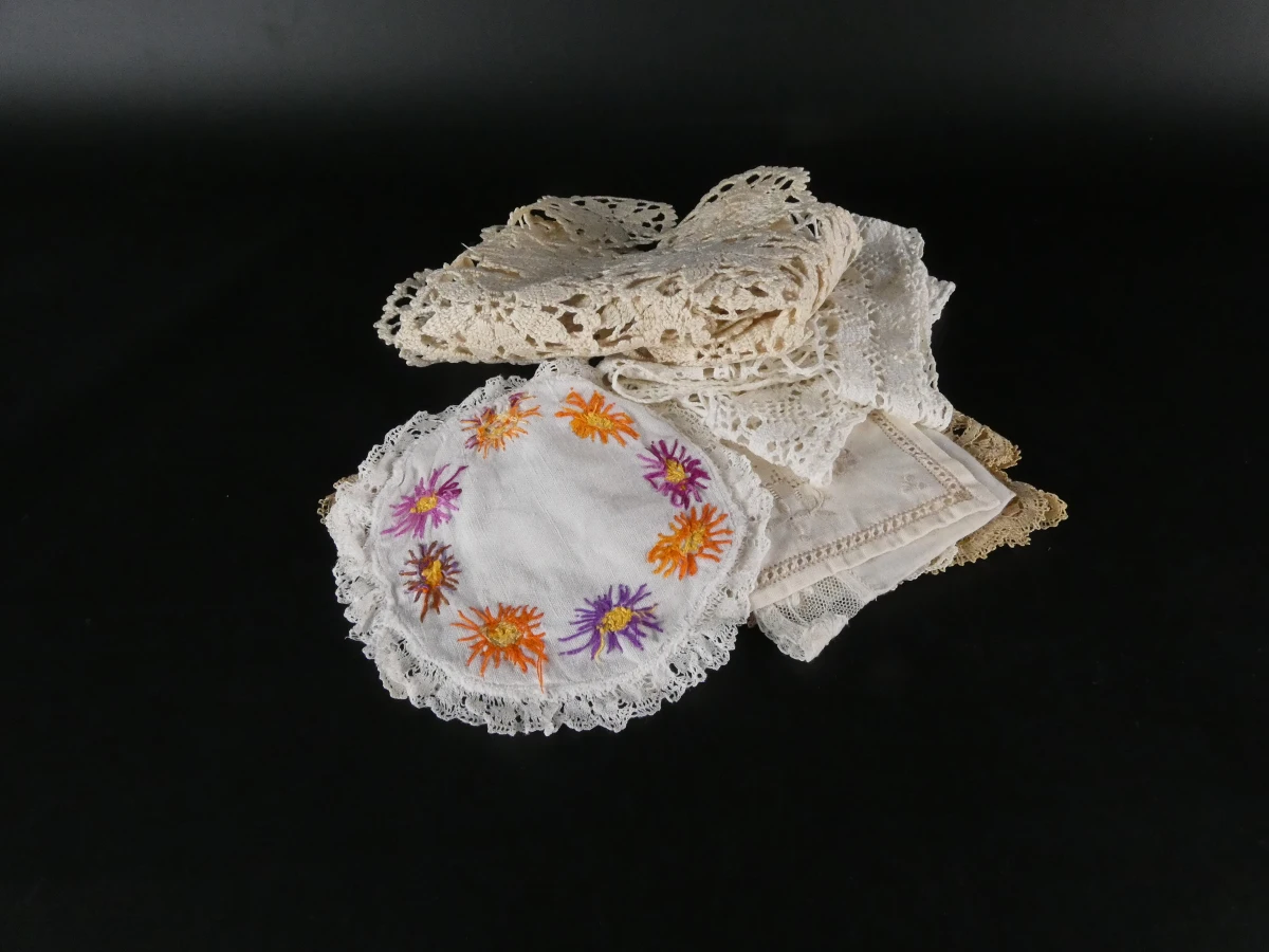 Set van diverse vintage gehaakte en geborduurde kleedjes - foto 37