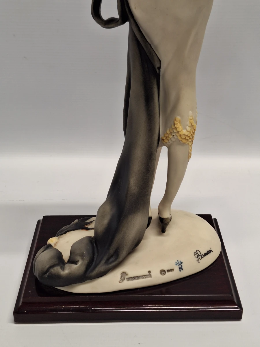 Kunstbeeld Lady with Book van Giuseppe Armani - foto 8
