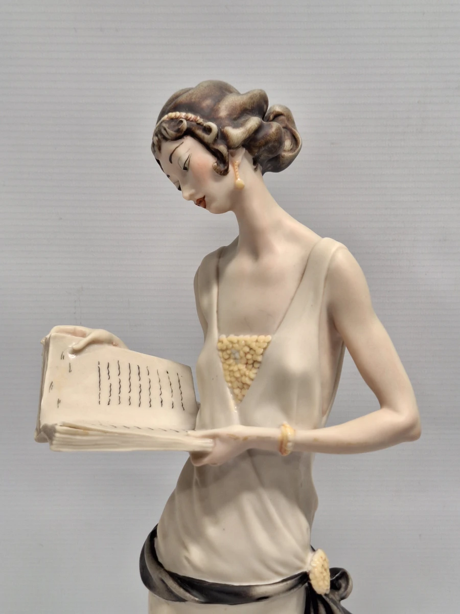 Kunstbeeld Lady with Book van Giuseppe Armani - foto 3