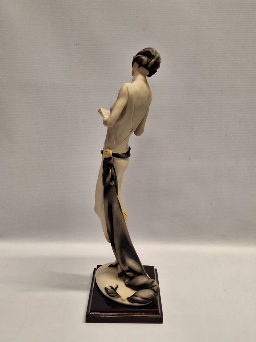 Kunstbeeld Lady with Book van Giuseppe Armani - foto 10