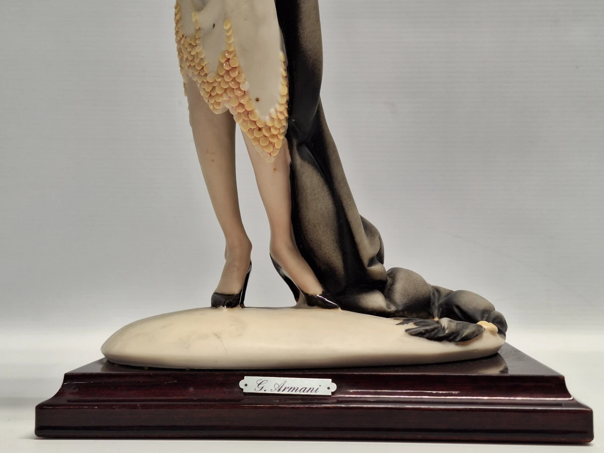 Kunstbeeld Lady with Book van Giuseppe Armani - foto 12