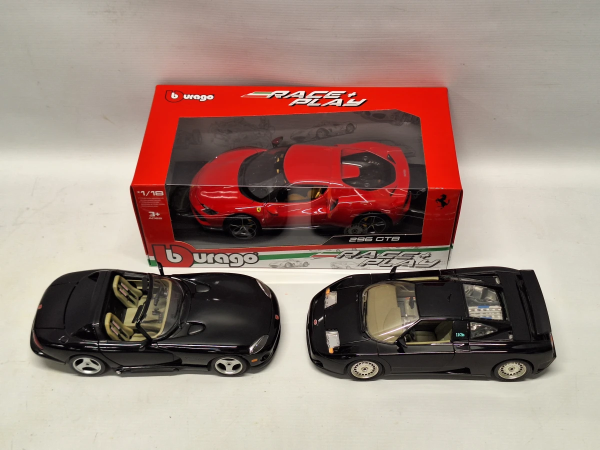 Set van 3 Modelauto's - Bburago 1:18 - Ferrari 296 GTB, Bugatti EB110 & Dodge Viper RT/10 - foto 2