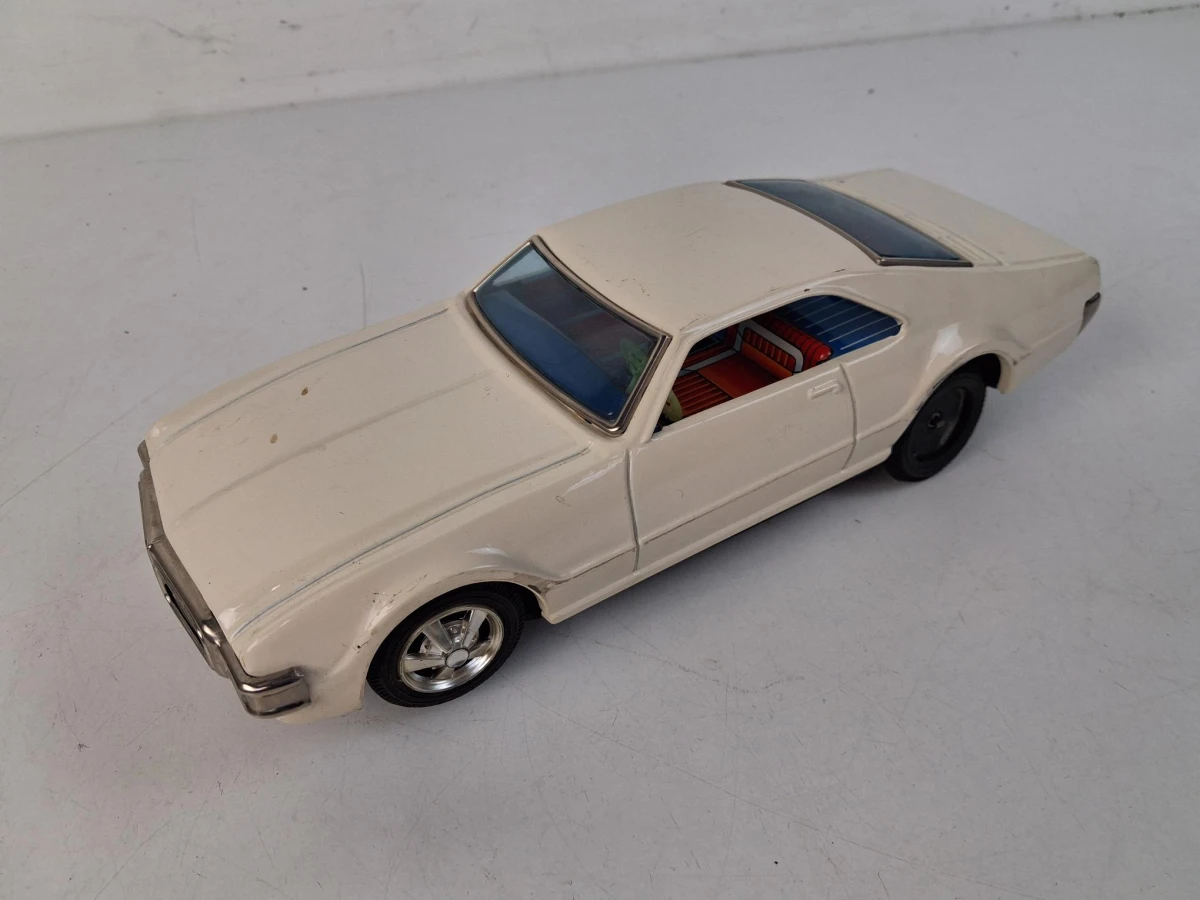 Vintage blikken speelgoedauto, de Oldsmobile Toronado - foto 4