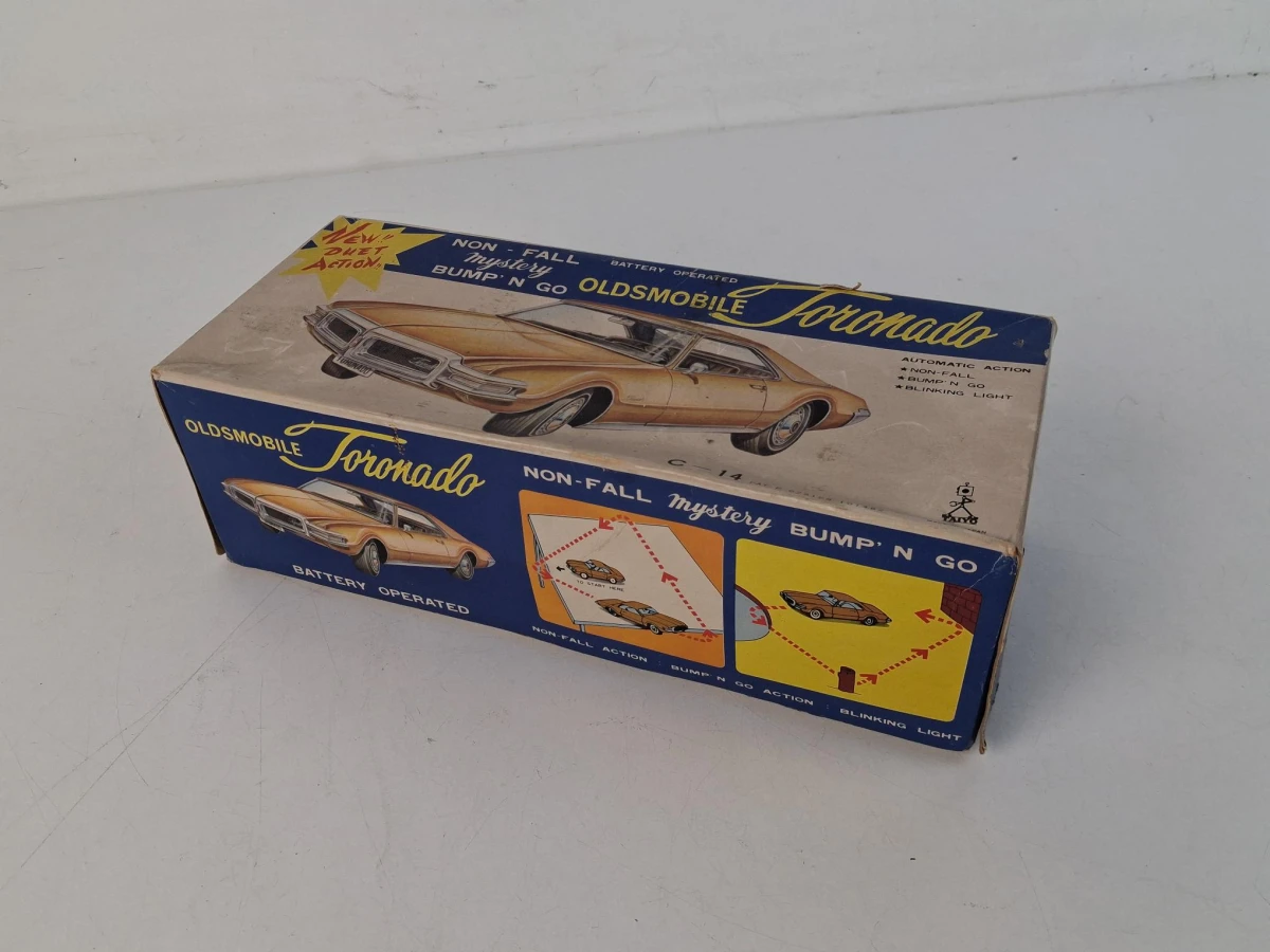 Vintage blikken speelgoedauto, de Oldsmobile Toronado – kavel bij De Kringwinkel, Waardamme
