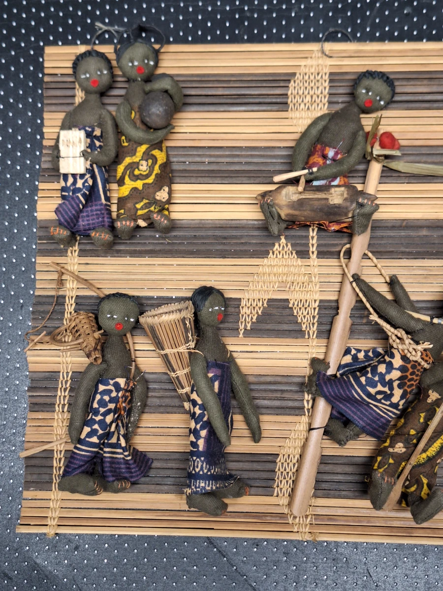 Set van 3 kleinere West-Afrikaanse wanddecoraties met miniatuurpoppen in dorpsscènes - foto 12
