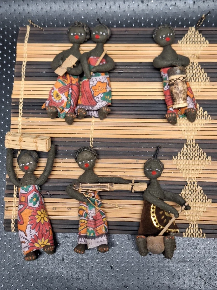 Set van 3 kleinere West-Afrikaanse wanddecoraties met miniatuurpoppen in dorpsscènes - foto 4