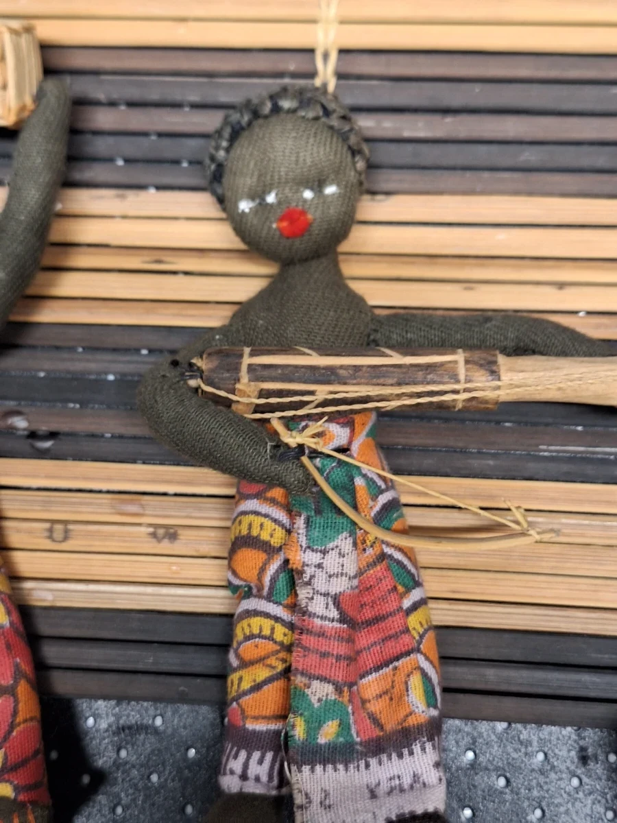 Set van 3 kleinere West-Afrikaanse wanddecoraties met miniatuurpoppen in dorpsscènes - foto 5