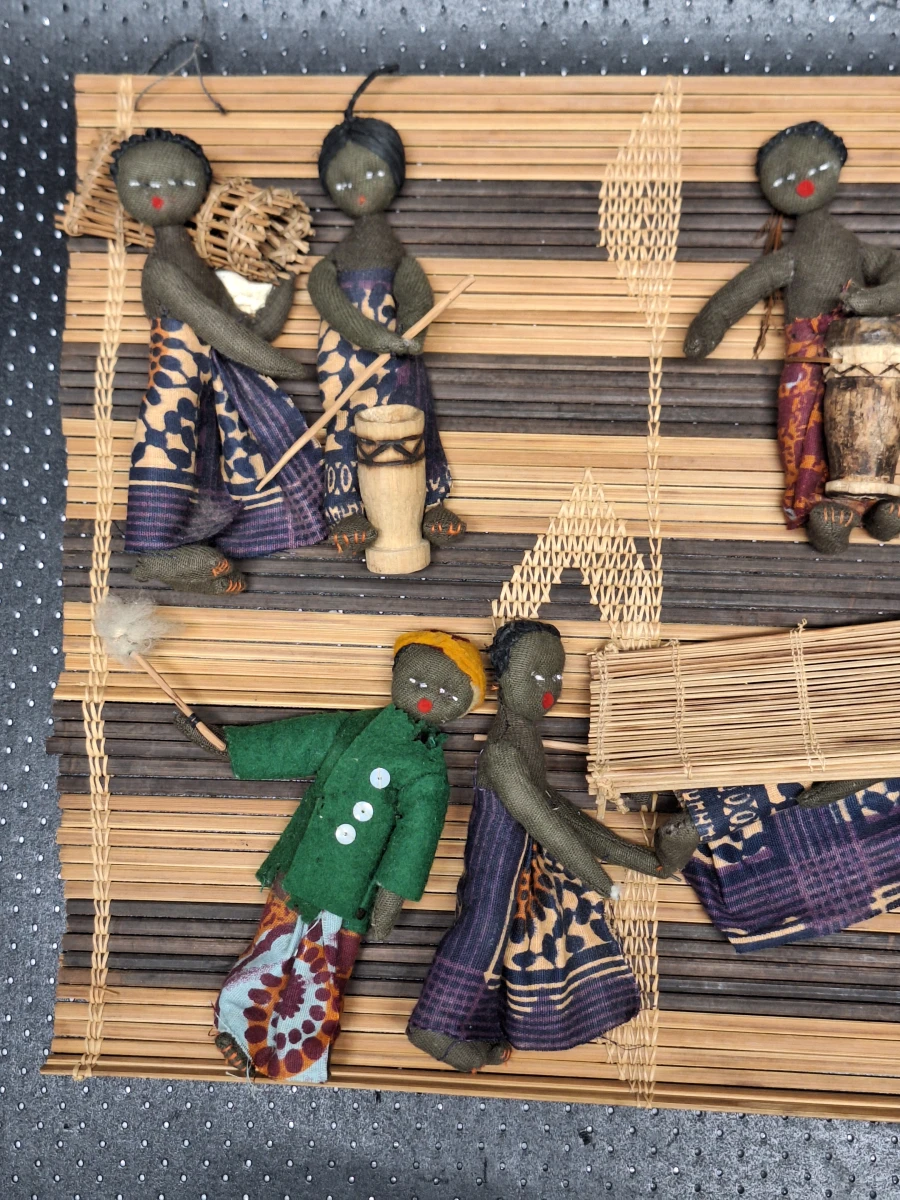 Set van 3 kleinere West-Afrikaanse wanddecoraties met miniatuurpoppen in dorpsscènes - foto 8