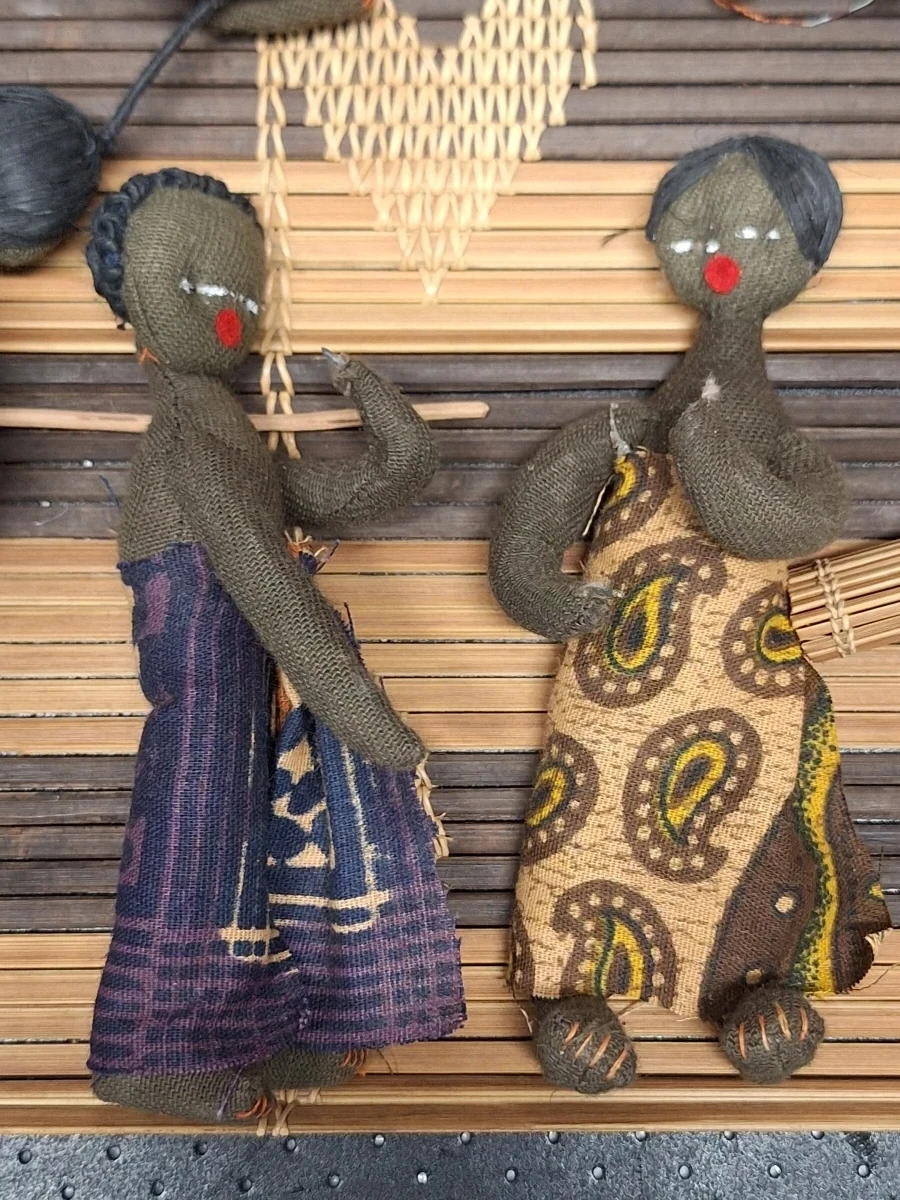 Set van 3 kleinere West-Afrikaanse wanddecoraties met miniatuurpoppen in dorpsscènes - foto 9