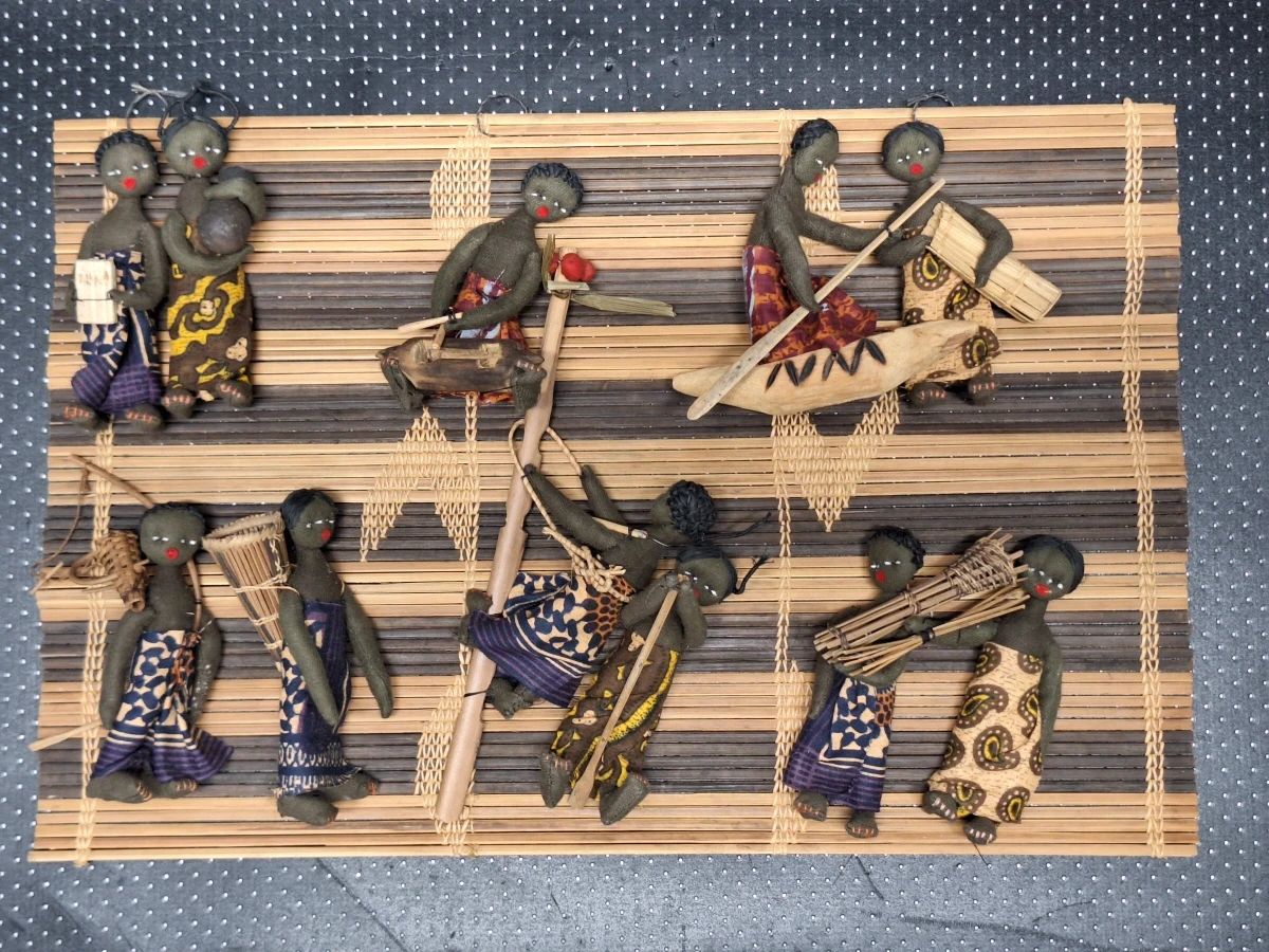 Set van 3 kleinere West-Afrikaanse wanddecoraties met miniatuurpoppen in dorpsscènes - foto 10