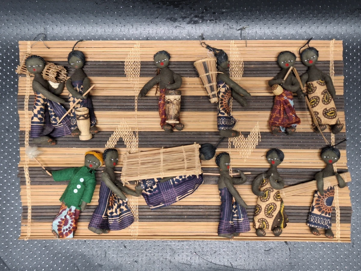 Set van 3 kleinere West-Afrikaanse wanddecoraties met miniatuurpoppen in dorpsscènes - foto 6